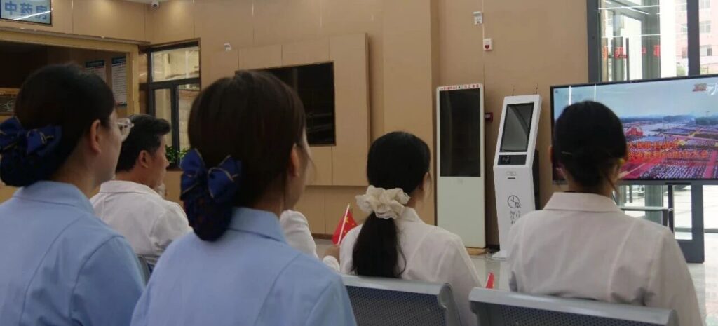 商丘康都中西医结合医院医护人员集体观看九三阅兵，爱国情怀激荡职业使命